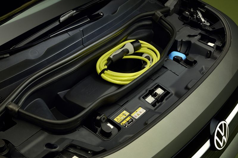 Unter der Fronthaube findet sich ein Frunk – zusätzlicher Stauraum. (Bild: Volkswagen)