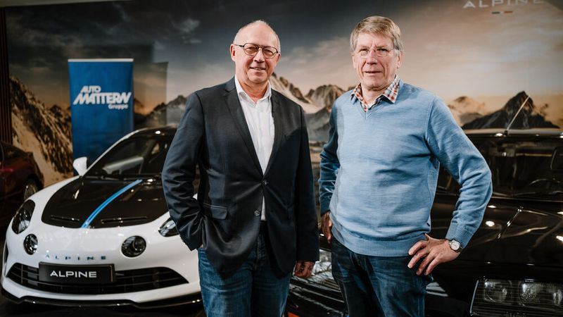 Auto-Mattern-Geschäftsführer Jürgen Mattern (l.) und Heinz Christian Kleinemeier, bisheriger Besitzer der Autohäuser Kleinemeier und Wisloh in Minden und Diepholz(Bild:  Auto Mattern)