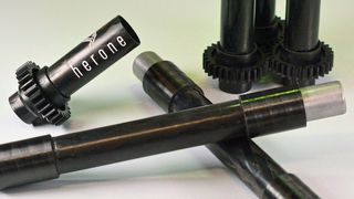 Die Herone GmbH basiert auf einem Ausgründungsprojekt des Instituts für Leichtbau und Kunststofftechnik (ILK) der Technischen Universität Dresden. Im Rahmen der Composites Europe 2018 präsentieren die Spezialisten solche automatisiert gefertigten Verbundhohlprofile aus carbonfaserverstärktem Thermoplast, heißt es. Das Besondere seien unter anderem die  angespritzten Lasteinleitungskomponenten aus dem Hochleistungskunststoff CF-PEEK. Halle 7 am Stand E77.  (Herone)