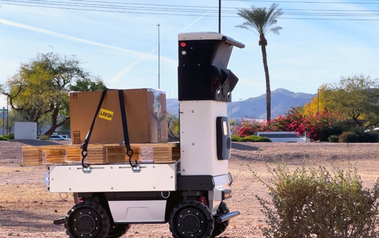 Der AMR "Cartken Hauler” unterstützt wiederkehrende Transportaufgaben über Produktionsgebäude und Logistikbereiche hinweg und bietet flexible Ladungsoptionen für unterschiedliche Materialtypen und Workflows.(Bild:  Cartken)