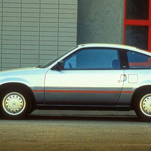 Der 3,75 Meter kurze, keilförmige CRX debütierte auf der IAA in Frankfurt 1983. Das geringe Leergewicht von rund 830 kg macht ihn in Verbindung mit dem agilen 1,5- bzw. 1,6-Liter-Motor zum echten Kurvenräuber. Der CRX wurde in Windeseile zum populären Tuningobjekt. (Bild:  Honda)