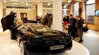 Der MP4-12C und der neue Showroom lockten bei der Eröffnung in Frankfurt zahlreiche Interessierte in die „Klassikstadt“. (McLaren)