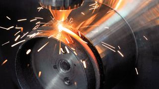 Bild 1: Laserauftragschweißen in der Fünf-Achs-Fräsmaschine – Die Hybridmaschine Lasertec 65 3D kombiniert das generative Laseraufbauverfahren mit der Fräsbearbeitung. (Bild: DMG Mori)