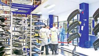 Die CO2-Schneestrahlreinigung lässt sich einfach in eine Lackierlinie integrieren und auch über ein Produktionsleitsystem steuern.  (Copyright: Christopher Hughes)