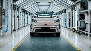 Magna und GAC partnern bei der Fahrzeugfertigung: Im Grazer Werk des Automobilzulieferers startete kürzlich die Serienfertigung des elektrischen SUV Aion V von GAC. (Bild: GAC)