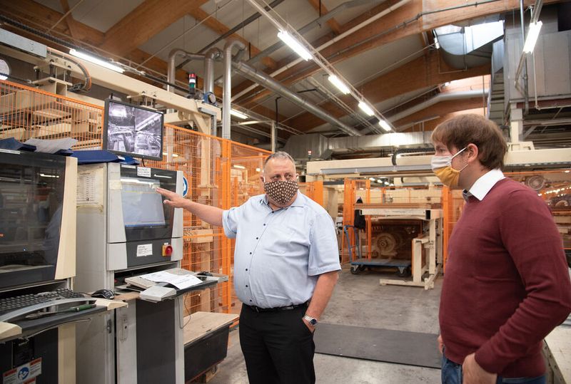 Auf diesen Bildschirmen sieht ein Produktionsleiter sofort, welche Maschine umgerüstet werden muss und welche Reihenfolge diverse Produkte auf den Fertigungssystemen haben sollten. (FH Münster / K. Kipp)
