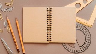 Von Stift und Papier zu Laptop und Maus – Ziel ist es, eine 1:1-Ausstattung von Schülern mit digitalen Endgeräten zu schaffen (© olia danilevich – Pexels via Canva.com)