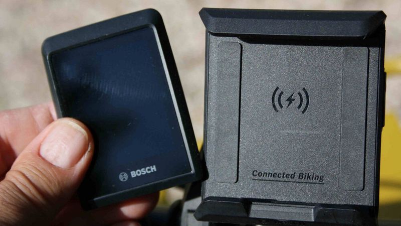 Wird das Kiox 300 abgenommen, lässt sich stattdessen einfach das Smartphone-Grip montieren. (Bild: sp-x / Mario Hommen)