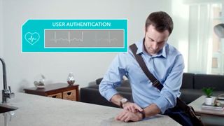 Sicherer Zugang: Eine biometrische Zugangskontrolle im Armband ermöglicht den Zugriff auf den sicheren Arbeitsplatz. (Giesecke+Devrient)