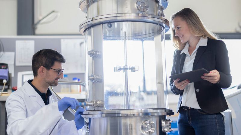 Ob globaler Pharma-Player oder Biotech-Start-up – auf dem Weg zur Realisierung von Ideen unterstützt Zeta mit umfangreichen Services und langjähriger Expertise im Bereich Prozessentwicklung, -charakterisierung und -optimierung.  (Bild: Zeta GmbH)