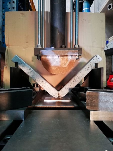  In Biegebelastungstests, die beispielsweise einen seitlichen Pfahlaufprall simulierten, wiesen die Hybridstrukturen eine bis zu 2,5-mal höhere Energieabsorption als herkömmliche Mehrkammer-Aluminiumprofile bei gleicher Masse und Abmessungen auf.  (Bild: VSI/Bio!LiB)