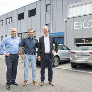 Von links: Pirmin Zehnder (CEO, TOLUS Group), Manuel Meier (Inhaber und CEO, IBOR AG) und Mike Kreuzer (Regionaler Verkaufsleiter, Newemag) vor dem Neubau der neuen Halle, in dem an diesem Tag die «Hedelius Acura 65» installiert wurde.(Bild:  Matthias Böhm)