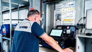 Die Daten zur Hauptuntersuchung (HU) bleiben vorerst nur auf Papier verfügbar. Den geplanten Schritt zur Digitalisierung – das Ablesen der Daten per QR-Code – hat das Bundesverkehrsministerium verschoben. (Bild: ProMotor)