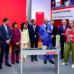 Auf dem Messestand des Verler Familienunternehmens Beckhoff Automation gab dessen Gründer und geschäftsführender Gesellschafter Hans Beckhoff gemeinsam mit seinen Kindern Frederike Beckhoff und Johannes Beckhoff Einblicke in die Nutzung von Künstlicher Intelligenz in der industriellen Produktion. (Bild:  Beckhoff)
