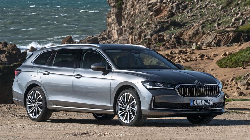 Neue, technoid ausschauende Matrix-LED-Scheinwerfer mit 36 Elementen und grünlich scheinender Kristallinoptik (serienmäßig im Topmodell L&R) sowie LED-Rückleuchten prägen Front und Heck. (Bild: Skoda)