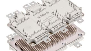 Bei gleichem Platzbedarf erlaube das HybridPACK Drive CoolSiC einen einfachen Umstieg von Silizium auf Siliziumkarbid. Dadmit habe das Umrichter-Design eine höhere Leistung bis 250 kW für die 1200-V-Klasse und erziele eine größere Kfz-Reichweite, eine kleinere Batteriegröße sowie eine optimiere Systemgröße bei niedrigeren Kosten. Es gibt das Modul in zwei Versionen mit unterschiedlicher Chip-Zahl für 400 oder 200 A DC-Nennstrom. (Infineon)