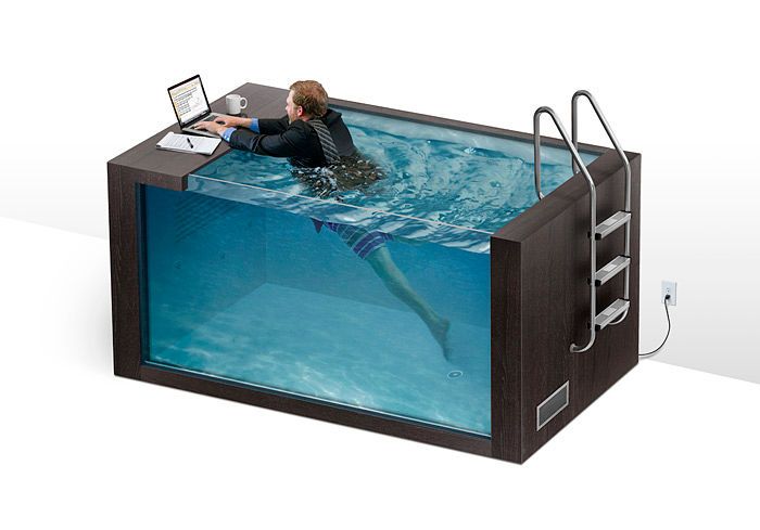 Stehen am Schreibtisch ist von Gestern, auch Laufbänder am Standarbeitsplatz sind passé: Der ergonomische, rückenschonende Arbeitsplatz von Morgen besteht aus einem wassergefülltem Tank, in welchem man auch schwimmend arbeiten kann. (Bild: Thinkgeek)