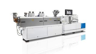 Beispiel für einen durch die neuen 72HA-Gehäusebuchsen verschleißfester gemachten Zweischneckenextruder der Baureihe ZE Bluepower für die Compoundierung hoch gefüllter und somit vergleichsweise abrasiver Kunststoffe von Krauss-Maffei Berstorff. (Krauss-Maffei Berstorff)