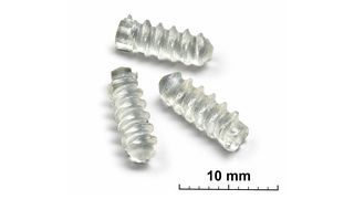 Microtornillos médicos fabricados con el polímero biorreabsorbible Resomer LR 704 S de Evonik, producidos mediante microinyección en una máquina Boy XS E con una unidad de plastificación de 8 mm y el sistema de canal caliente micro L2X-Mikro de Ewikon. (Bild: Chico)