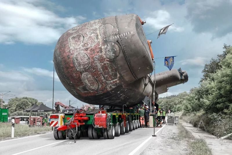 Im Rahmen des Transports von U-17 von Speyer nach Sinsheim gelang auch die weltweit erste Drehung eines U-Boots auf einem Tieflader, wie TII Scheuerle betont. (Bild: TII Scheuerle)