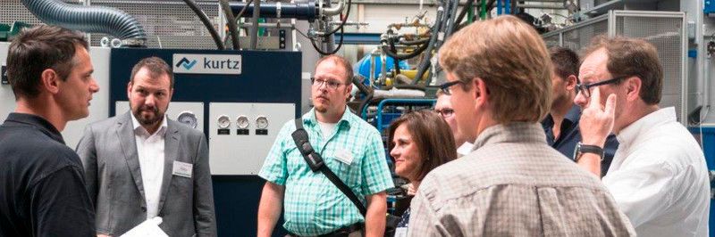 Blick hinter die Kulissen: Bei einer Betriebsführung erfahren die „Denker treffen Lenker“-Teilnehmer, wie intelligente Fertigung bei Kurtz Ersa realisiert wird.(Bild:  Kurtz Ersa)