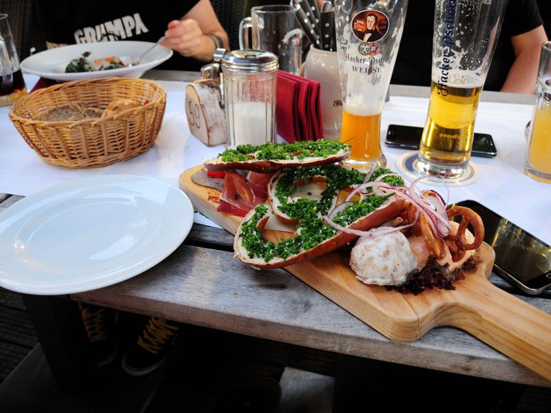 Und in Straubing wartete im speziell für die Bitrider reservierten Bereich des Hotel Asam auch schon eine deftige Brotzeit. (IT-BUSINESS)