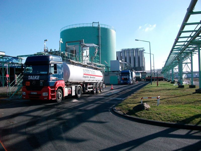 Loading of caustic soda at Vinnolit Knapsack.  (Vinnolit )