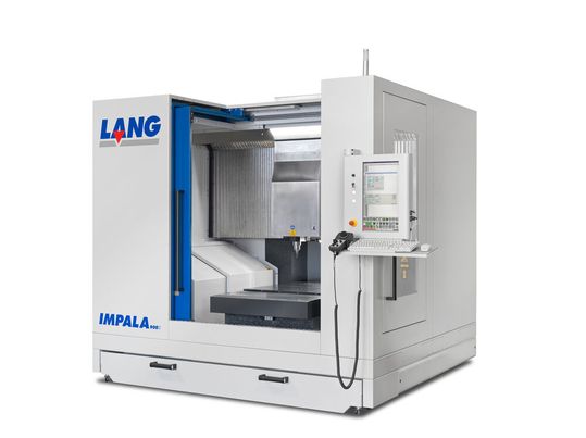 Der Maschinenbauer Lang aus Hüttenberg hat die hochpräzise arbeitende CNC-Fräs- und Graviermaschine Impala 900S jetzt so ausgerüstet, dass sie auch in vernetzten Produktionsumgebungen ein wichtiger Fertigungsfaktor werden kann. (Bild:  Lang)