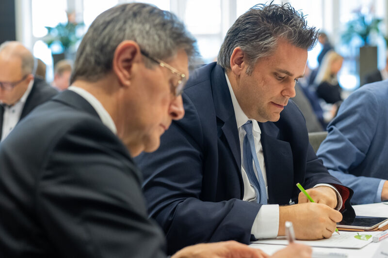 Konzentrierte Arbeitsatmosphäre: Klaus Vitt (vorne) und Arne Baltissen, Vorstand der MACH AG  (Gaby Ahnert – Eventfotograf)