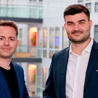 Matthias Hupka (l.) und Niklas Petri bilden seit Jahresbeginn die neue Doppelspitze bei Allivate, dem 50:50-Joint-Venture zwischen Fraport und Dakosy, das sich auf die Digitalisierung und Automatisierung von Luftfrachtprozessen konzentriert. (Bild: Allivate)