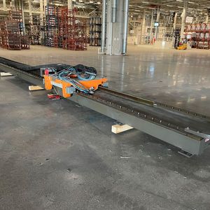 Und diese längste angebotenen F.EE-Linearachse mit circa 13.000 Millimetern Länge steht bei Surplex zum Kauf bereit.(Bild:  Surplex)