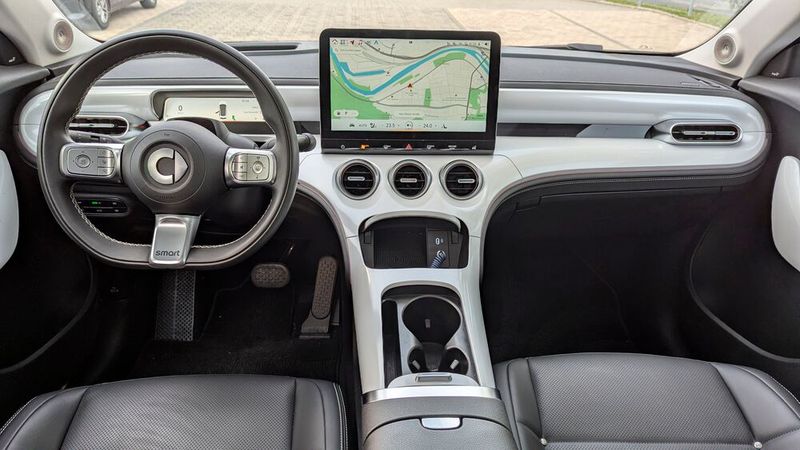 Glattflächige Gestaltung, hochwertige Materialien und viele Ablagefächer kennzeichnen das Cockpit des Smart. (Bild: Rosenow – VCG)