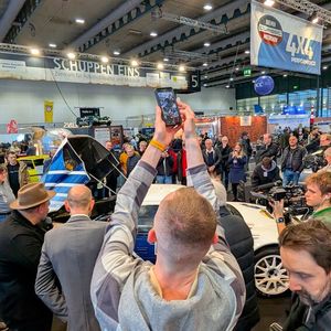 Und im Nu bildeten sich Menschentrauben, als Zeitzeugen von der Gruppe B aus den 80ern erzählten, und alt und jung zückte das Handy, um diesen Moment zu dokumentieren.(Bild:  Dominsky – VCG)