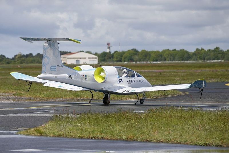 Im französischen Bordeaux absolvierte der elektrisch angetriebene E-Fan 2.0 seinen ersten öffentlichen Flug. Für Airbus ist das Trainingsflugzeug der Anfang der Elektroflugzeug-Entwicklung. (Bild: Airbus)