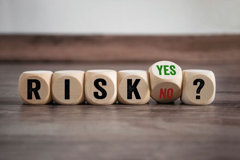 Maschinen dürfen nur dann ein CE-Zeichen tragen, wenn der Bewertungsprozess komplett durchlaufen wurde und die Risikoanalyse zeigt, dass die Maschine sicher ist. (Bild: Stockwerk-Fotodesign - stock.adobe.com)