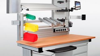 Der Arbeitsplatz Easywork von R+K wurde umfassend überarbeitet. So wird die Höhenverstellung über die neueste Hubsäulengeneration eingesetzt und ein Online-Konfigurator erleichtert die Zusammenstellung eines individuellen Arbeitstisches. (Rose+Krieger)