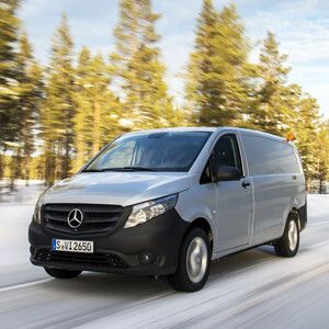Lieferdienste, Gewerbetreibende oder Handwerker, die oft bei Eis und Schnee oder auf Baustellenstraßen unterwegs sein müssen, hat Mercedes mit dem neuen Vito 4x4 im Visier.