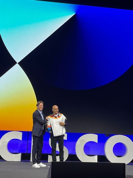 Cisco CTO Chintan Patel durfte natürlich nicht ohne Deutschland-Trikot gehen. (Bild: Vogel IT-Medien)