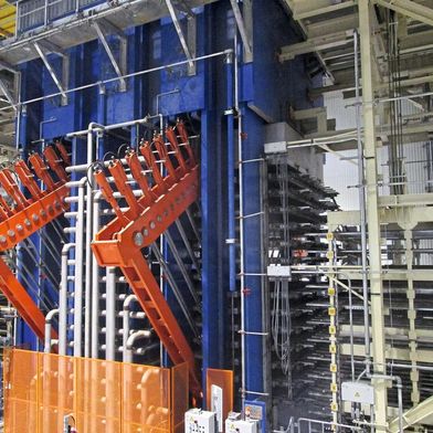 Das Bild zeigt eine Simultanschließeinrichtung einer Dieffenbacher-Mehretagenheißpresse. (Bild: Dieffenbacher)