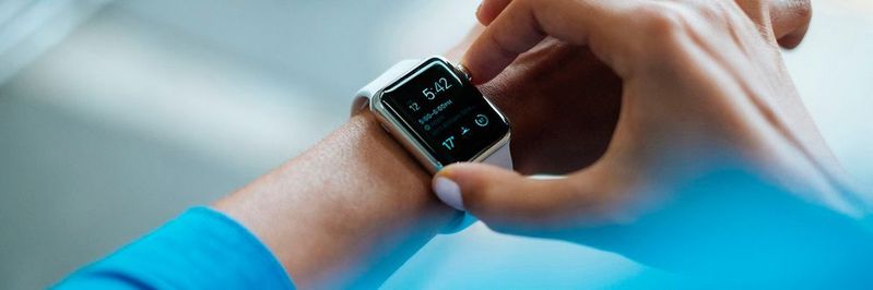 Wearables wie Smart Watches, bisher hauptächlich im B2C-Bereich verbreitet, werden immer smarter und damit für den Industrieeinsatz zunehmend interessanter. (Bild:   / CC0)