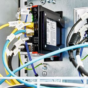 Der leistungsstarke Ultra-Kompakt-Industrie-PC C6030 steuert alle Maschinen- und Bedienprozesse.(Bild:  Beckhoff)