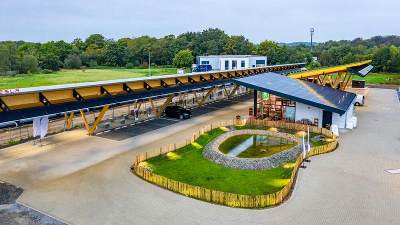 Im Ladepark am Hildener Kreuz in NRW gibt es Strom zum Brötchen. (Bild: Tesvolt)