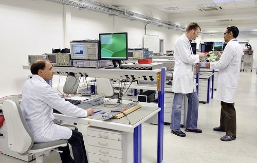 Am Intel Standort in Braunschweig arbeiten Forscher an Prototypen, der Emulation von Mikroprozessoren und am Hardware Design. (Bild: Intel)