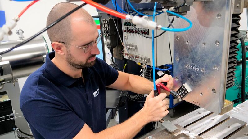 Ein Experte des LZH bei der Arbeit. Das neueste Ziel ist, eine Laserstrahlschweiß-Möglichkeit für das automatische Schweißen von Messingkomponenten zu entwickeln. Das hat seinen Grund...
