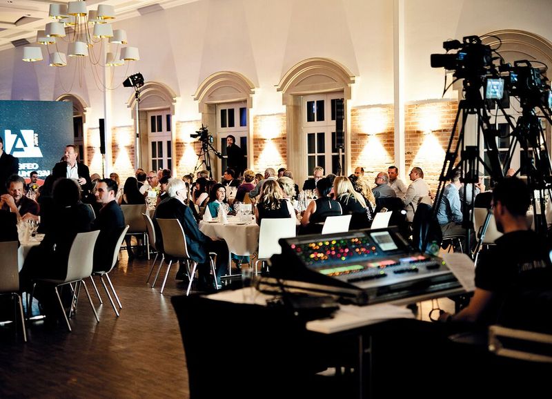 Zur Abendveranstaltung fanden sich im Forum der Hotel-Residenz Klosterpforte in Marienfeld rund 160 geladene Gäste ein, denen ein abwechslungsreiches Programm geboten wurde.  (Bild: Steffi Behrmann)