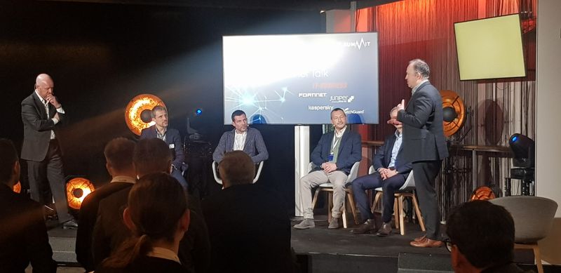 Michael Hase, (l., IT-BUSINESS), moderiert den Channel Talk mit WatchGuard, Fortinet, Juniper und Kaspersky . (Bild: IT-BUSINESS)