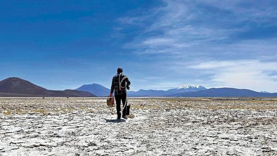 Während einer mehrwöchigen Forschungskampagne in der Atacama-Wüste beproben chilenische und deutsche Geologinnen und Geologen vulkanisch geprägte Reservoirsysteme. (Bild:  Valentin Goldberg, KIT)