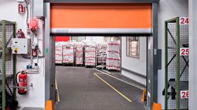 Das Schnelllauftor von Efaflex sorgt für konstantere Temperaturen im Auslieferungslager der Josef Urzinger GmbH. (Bild: Efaflex Tor- und Sicherheitssysteme)