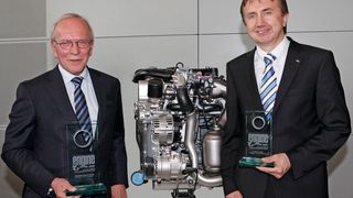 Dr. Rüdiger Szengel, Leiter der Volkswagen Otto-Motoren-Entwicklung, und Dr. Hermann Middendorf, Volkswagen Otto-Motoren-Entwicklung (v.l.) mit den Auszeichnungen. Bild: Volkswagen (Archiv: Vogel Business Media)