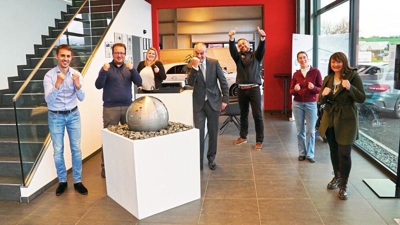 Matthias Prusseit (l.) und sein Team sind stolz auf das neue, schicke Firmengebäude.(Bild:  Niclas Mehne)